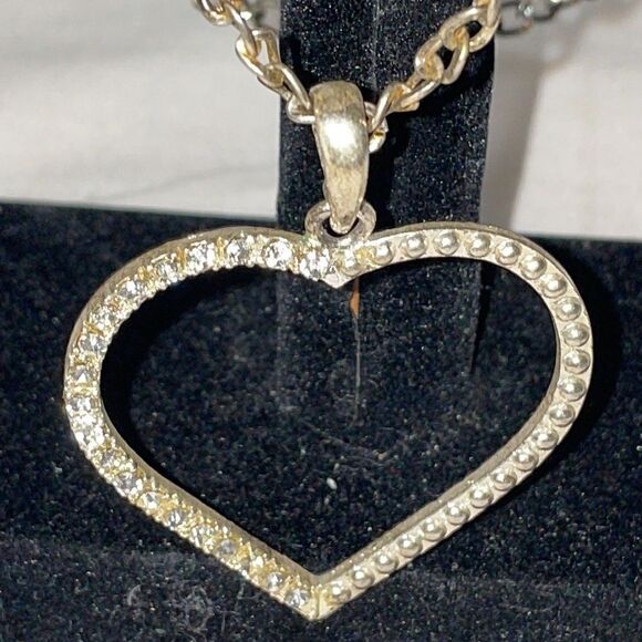 Chain Necklace with a large heart emblem - Picture 3 of 5